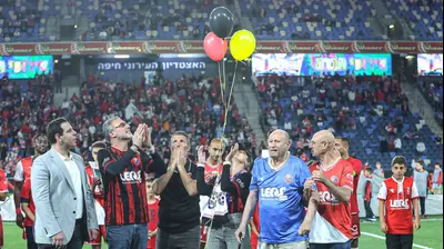 שורדת השבי רומי גונן מפריחה בלונים לפני משחק של הפועל חיפה נגד מכבי תל אביב. לילך וייס רוזנברג