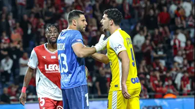 דור תורג'מן שחקן מכבי תל אביב עם ניב אנטמן שוער הפועל חיפה. לילך וייס רוזנברג