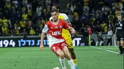 נועם בן הרוש שחקן הפועל חיפה לפני דור פרץ שחקן מכבי תל אביב. לילך וייס רוזנברג