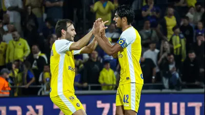 דור פרץ שחקן מכבי תל אביב חוגג שער עם יוריס ואן אובריים. לילך וייס רוזנברג