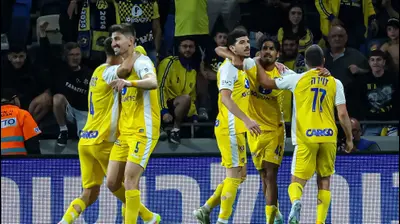 שחקני מכבי תל אביב חוגגים עם דור פרץ. לילך וייס רוזנברג