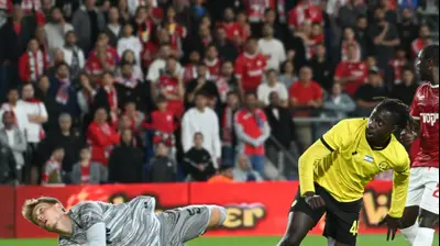 דניאל דאפה, מכבי נתניה לצד שוער הפועל באר שבע, ניב אליאסי. ברני ארדוב