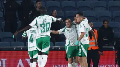 שחקני מכבי חיפה חוגגים עם קסנדר סברינה. דני מרון