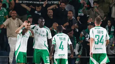 שחקני מכבי חיפה חוגגים עם דין דוד. דני מרון