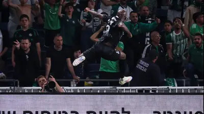 ג'בון איסט שחקן הפועל חיפה חוגג שער. מאור אלקסלסי