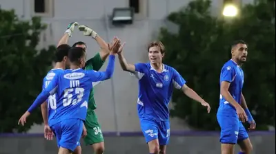 שחקני מכבי פתח תקוה חוגגים עם ווילסון האריס. אודי ציטיאט