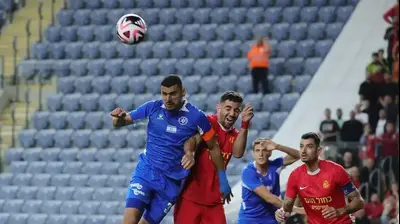 שחקן מכבי פתח תקוה, מוחמד הינדי, מול שחקן מ.ס. אשדוד, רועי לוי. אודי ציטיאט