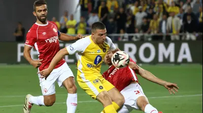 שחקן מכבי תל אביב, אושר דוידה, מול שחקן הפועל באר שבע מתן בלטקסה. דני מרון