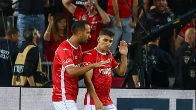 דן ביטון שחקן הפועל באר שבע חוגג שער עם אליאל פרץ. דני מרון