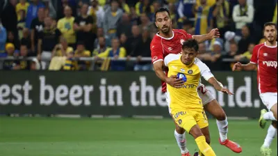 שחקן מכבי תל אביב, ווסלי פטאצ'י, מול שחקן הפועל באר שבע, אליאל פרץ. דני מרון