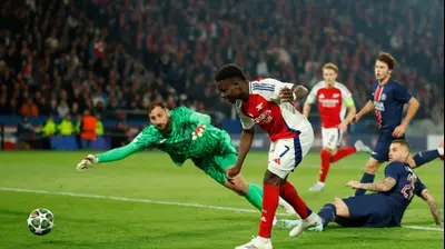 בוקאיו סאקה שחקן ארסנל כובש נגד פריז סן ז'רמן. רויטרס