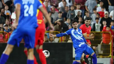 רועי לוי שחקן מ.ס. אשדוד מול הראל גולדנברג שחקן עירוני קרית שמונה. לירון מולדובן 