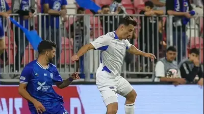 שחקן מכבי פתח תקוה אלון אזוגי, מול שחקן עירוני טבריה, אלי בלילתי. קובי אליהו