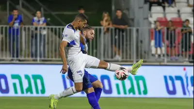 שחקן מכבי פתח תקוה, מוחמד הינדי, מול שחקן עירוני טבריה סטניסלב בילנקי. קובי אליהו