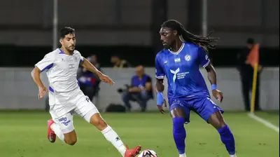 שחקן עירוני טבריה, ג'ורדן בוטאקה, מול שחקן מכבי פתח תקוה אביב סלם. קובי אליהו