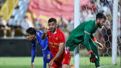 רועי לוי שחקן מ.ס. אשדוד לאחר שסחט פנדל. לירון מולדובן 