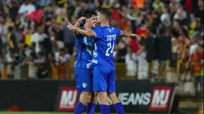 דניס קוליקוב (מימין) עם נדב נידם שחקני עירוני קרית שמונה חוגגים. לירון מולדובן 