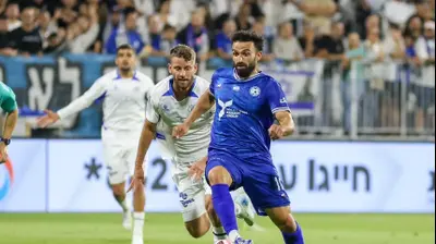 שחקן עירוני טבריה, מיכאל אוחנה, לפני שחקן מכבי פתח תקוה עדן שמיר. קובי אליהו