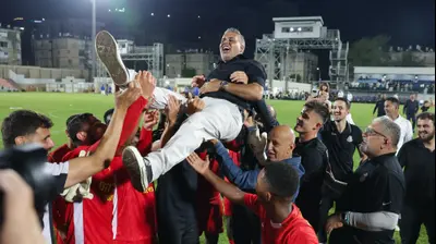 שחקני מ.ס. אשדוד מרימים את המאמן חיים סילבס. לירון מולדובן 