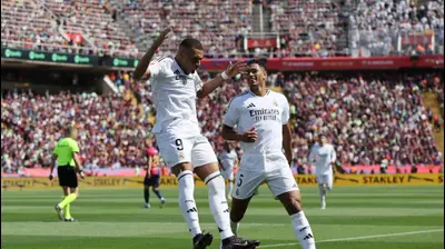 קיליאן אמבפה שחקן ריאל מדריד חוגג שער, מאחוריו ג'וד בלינגהאם. רויטרס