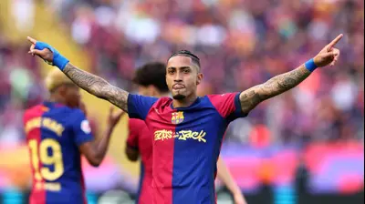 ראפיניה שחקן ברצלונה חוגג שער. רויטרס