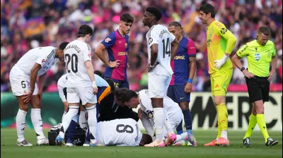 שחקני ריאל מדריד ושחקני ברצלונה מעל פדריקו ואלוורדה הפצוע. Alex Caparros,GettyImages