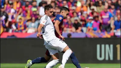 פראן טורס שחקן ברצלונה לפני ראול אסנסיו שחקן ריאל מדריד. LLUIS GENE/AFP,GettyImages