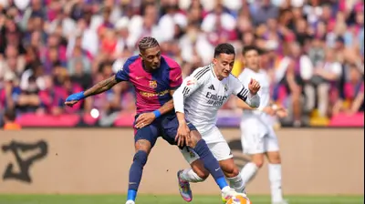 לוקאס ואסקס שחקן ריאל מדריד מול ראפיניה שחקן ברצלונה. Alex Caparros,GettyImages