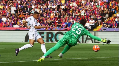 קיליאן אמבפה שחקן ריאל מדריד כובש מול וויצ'ך שצ'סני שוער ברצלונה. רויטרס