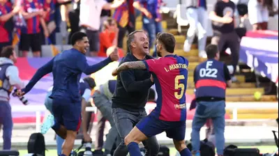 האנזי פליק מאמן ברצלונה חוגג עם איניגו מרטינס. רויטרס