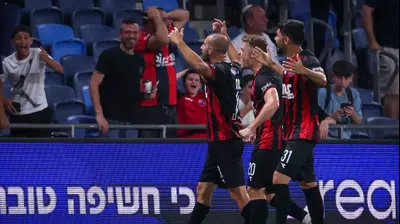 שחקני הפועל חיפה חוגגים עם דור חוגי. מאור אלקסלסי