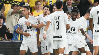 שחקני מכבי תל אביב חוגגים עם ערן זהבי. ברני ארדוב