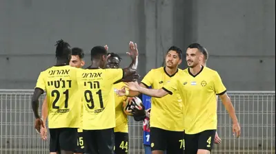 שחקני מכבי נתניה חוגגים עם פרדי ורגאס. ברני ארדוב