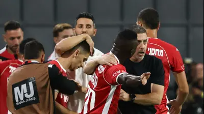 רן קוז'וך מאמן הפועל באר שבע לצד קינגס קאנגווה. דני מרון