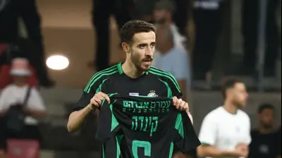 דולב חזיזה, מכבי חיפה חוגג עם החולצה של גדי קינדה. דני מרון