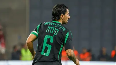 ליאור רפאלוב, מכבי חיפה עם חולצתו של גדי קינדה. דני מרון