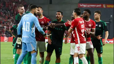 שחקני מכבי חיפה ושחקני הפועל באר שבע בעימות. דני מרון