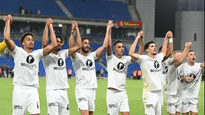 שחקני מכבי תל אביב חוגגים. ברני ארדוב