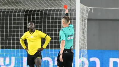 השופט יגאל פריד מרחיק את שחקן מכבי נתניה מוחמד ג'טיי. ברני ארדוב