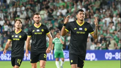 פרדי ורגאס שחקן מכבי נתניה חוגג שער. ברני ארדוב