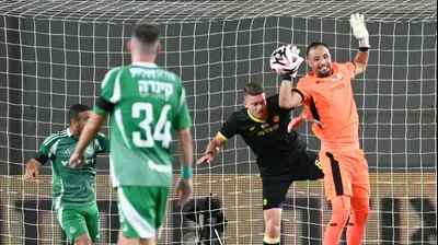 תומר צרפתי שוער מכבי נתניה לצד יובל שדה. ברני ארדוב