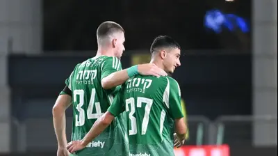 אלעד אמיר (מימין) עם אולכסנדר סירוטה שחקני מכבי חיפה. ברני ארדוב