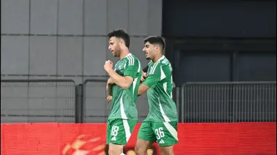 גיא מלמד שחקן מכבי חיפה חוגג שער, מאחוריו איאד חלאילי. ברני ארדוב