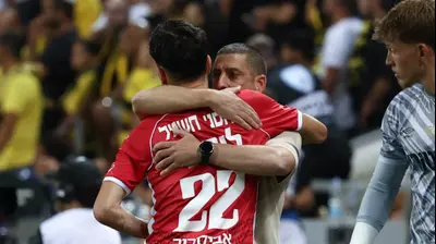 רן קוז'וך עם הלדר לופס, מגן הפועל באר שבע. דני מרון