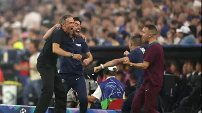 לואיס אנריקה מאמן פריז סן ז'רמן, חוגג עם חברי הצוות שלו. Carl Recine,GettyImages