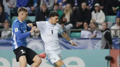 שחקן נבחרת ישראל, דור תורג'מן, מול שחקן נבחרת אסטוניה, מקסים פסקוטשי. אודי ציטיאט