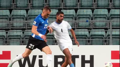 שחקן נבחרת ישראל, רז שלמה, מול שחקן נבחרת אסטוניה, אלכס טאם. רויטרס