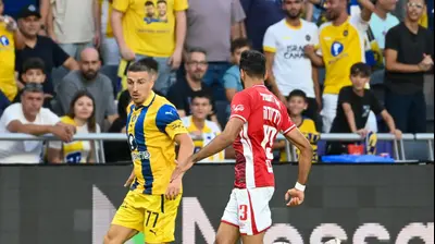 אושר דוידה שחקן מכבי תל אביב מול אופיר דוידזאדה שחקן הפועל באר שבע. ברני ארדוב