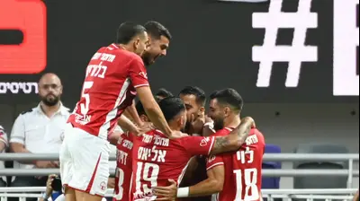 שחקני הפועל באר שבע חוגגים עם אליאל פרץ. ברני ארדוב