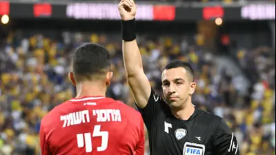 השופט גל לוי מניף כרטיס אדום לעבר שחקן הפועל באר שבע רועי לוי. ברני ארדוב